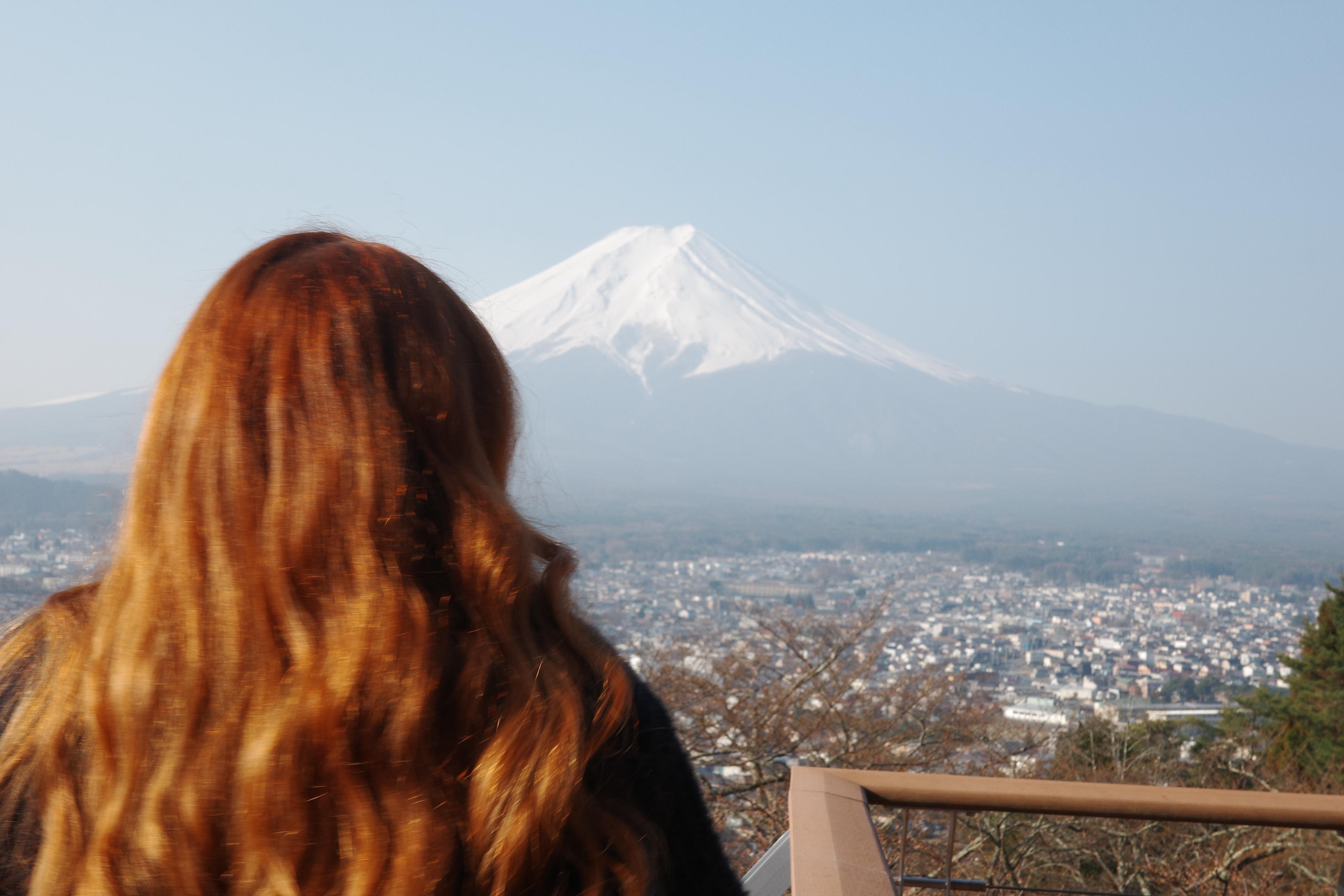 Giovanna from the back observing Mount Fuji